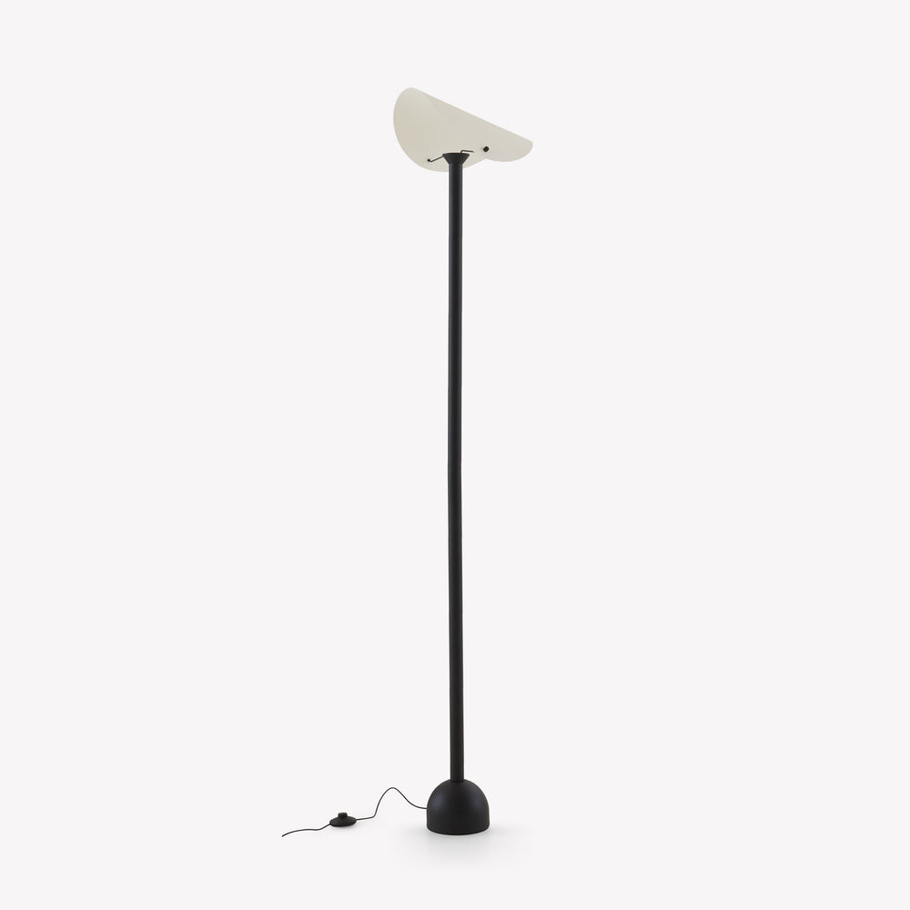 Lampa podłogowa Courrier — Ligne Roset, abażur w kolorze kremowym, słupek czarny, widok z przodu