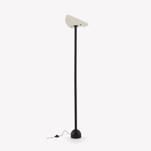 Lampa podłogowa Courrier — Ligne Roset, abażur w kolorze kremowym, słupek czarny, widok z przodu