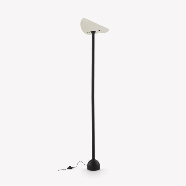 Lampa podłogowa Courrier — Ligne Roset, abażur w kolorze kremowym, słupek czarny, widok z przodu