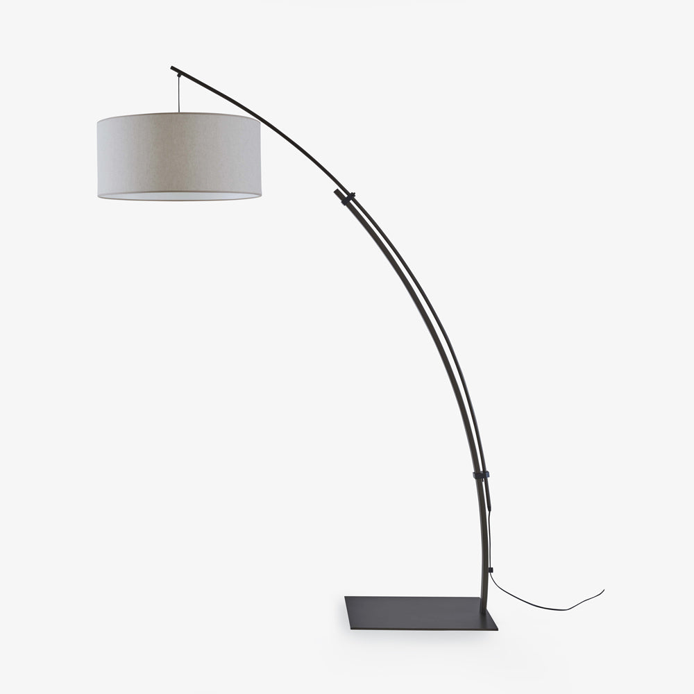 Lampa podłogowa Ouverture 2.0 — Ligne Roset, łuk metalowy z abażurem lnianym, widok z przodu