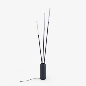 Lampa podłogowa Bambu — Ligne Roset, trzy pręty z czarnymi i przezroczystymi segmentami, podstawa cylindryczna