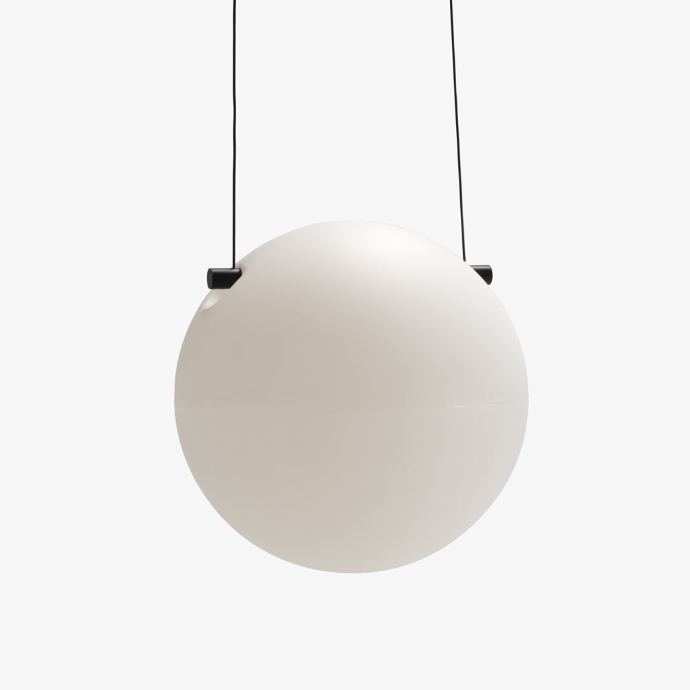 Lampa wisząca Squeeze — Ligne Roset, kula mleczna, zawieszenie na czarnych linkach