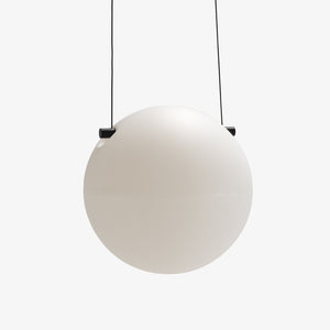 Lampa wisząca Squeeze — Ligne Roset, kula mleczna, zawieszenie na czarnych linkach