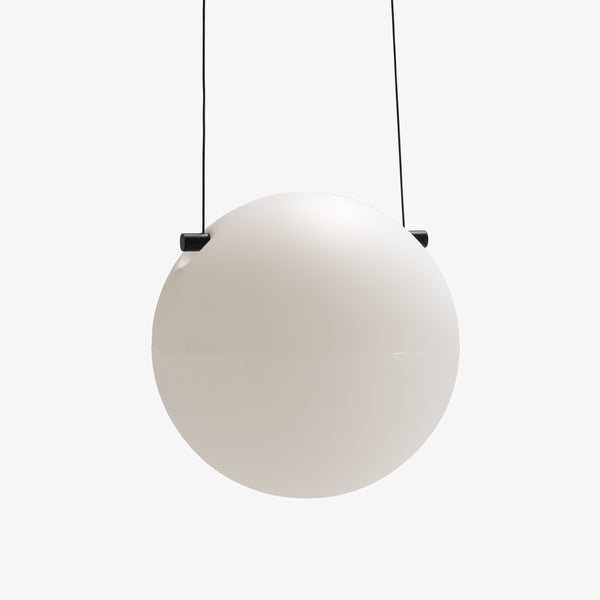 Lampa wisząca Squeeze — Ligne Roset, kula mleczna, zawieszenie na czarnych linkach