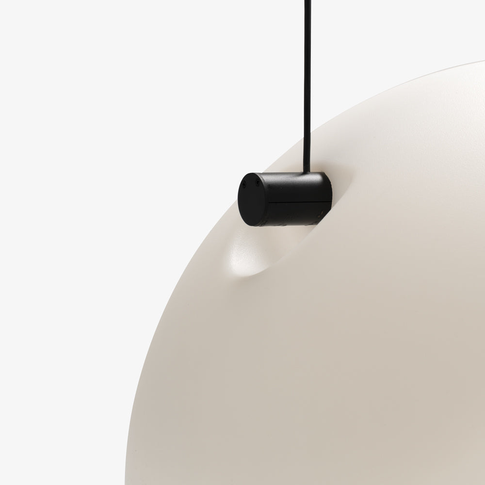 Lampa wisząca Squeeze — Ligne Roset, kula mleczna, zawieszenie na czarnych linkach