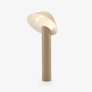 Lampa podłogowa Azores — Ligne Roset, abażur w kształcie muszli, noga metalowa, widok z przodu