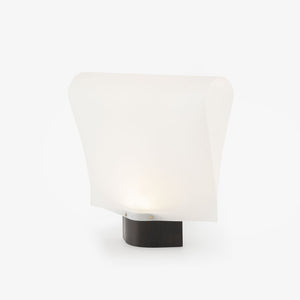 Lampa stołowa Elio — Ligne Roset, opalescent glass diffuser, black metal base, widok z przodu