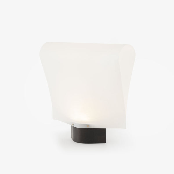 Lampa stołowa Elio — Ligne Roset, opalescent glass diffuser, black metal base, widok z przodu