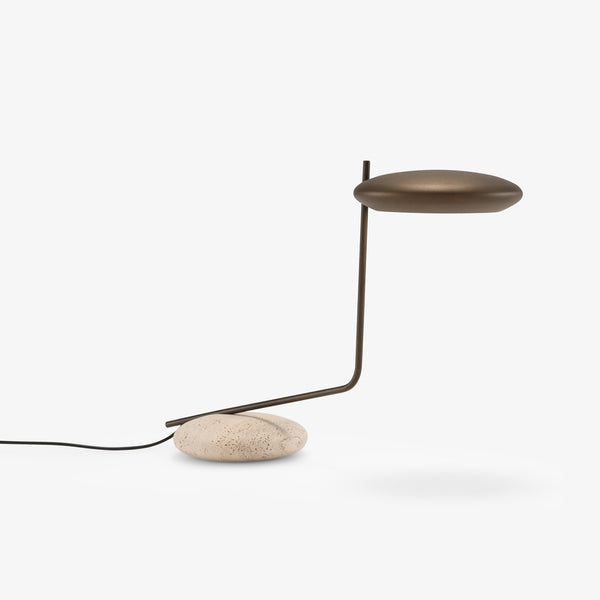 Lampa stołowa Tilda — Ligne Roset, metalny klosz i podstawa z travertyny, widok z przodu