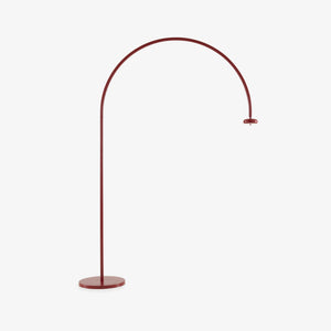 Lampa podłogowa Niji — Ligne Roset, łuk metalowy w kolorze bordowym, widok z przodu