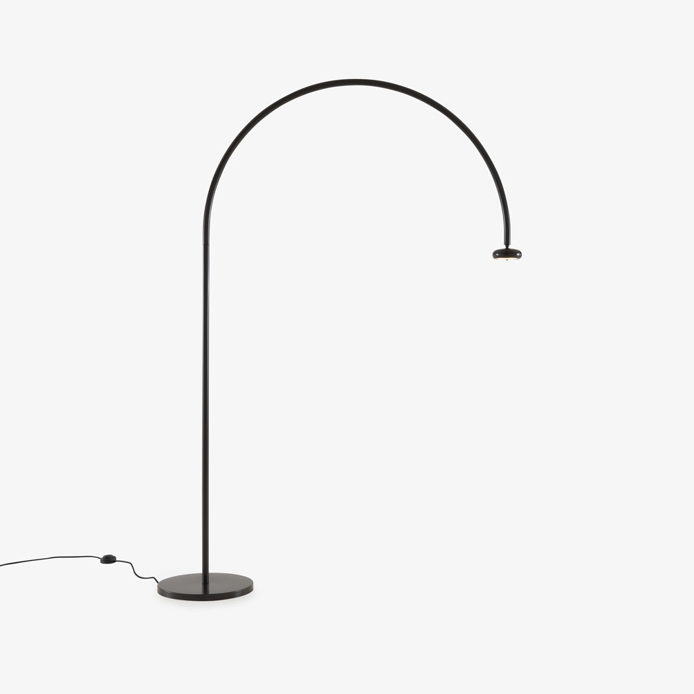 Lampa podłogowa Niji — Ligne Roset, łuk metalowy, czarna, widok z przodu