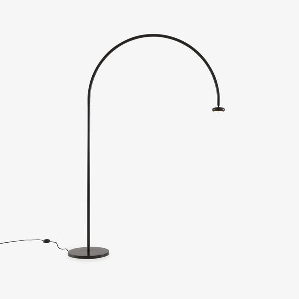 Lampa podłogowa Niji — Ligne Roset, łuk metalowy, czarna, widok z przodu