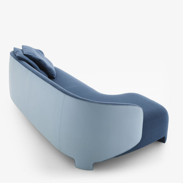 Taru Canalounge — widok od tyłu, zaokrąglone kształty, tapicerka niebieska, poduszki dekoracyjne