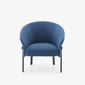 Fotel Valmy — Ligne Roset, tapicerka niebieska tkanina, widok z przodu