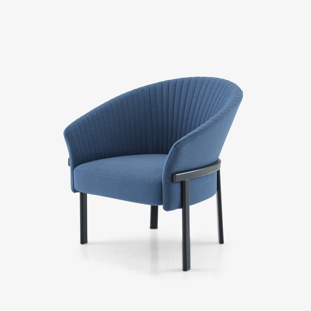 Fotel Valmy — Ligne Roset, tapicerka niebieska tkanina, widok z przodu