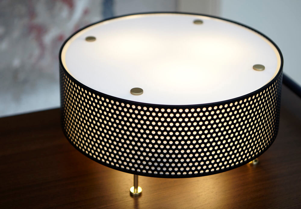 Lampa stołowa G50 — Ligne Roset, abażur perforowany czarny, blat mleczny, nogi mosiężne