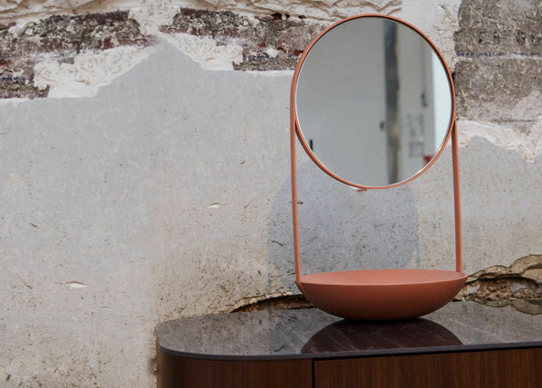 Nimbe — ujęcie boczne, metalowa rama w kolorze terakota, pojemnik ceramiczny