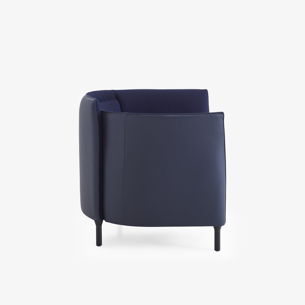 Fotel Hémicycle — Ligne Roset, tapicerka w tkaninie granatowej, widok z przodu