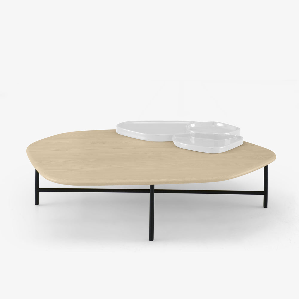 Stolik kawowy Lewa — Ligne Roset, blat drewniany, nogi metalowe czarne, widok z przodu