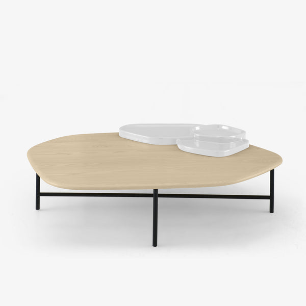 Stolik kawowy Lewa — Ligne Roset, blat drewniany, nogi metalowe czarne, widok z przodu