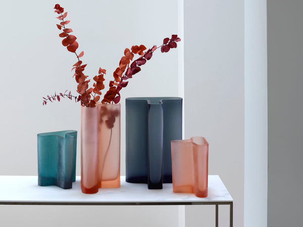 T Vase — konfiguracja wazonów w aranżacji, z suchymi kwiatami w wazonie peach