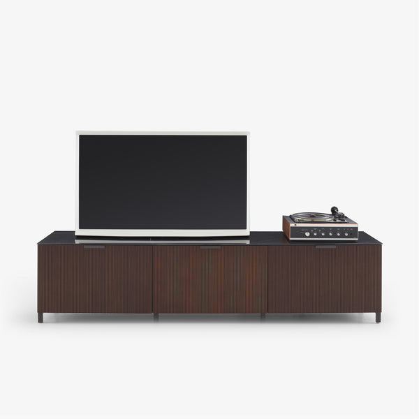Szafka RTV Selvans — Ligne Roset, drewno wenge, blat czarny marmur, widok z przodu