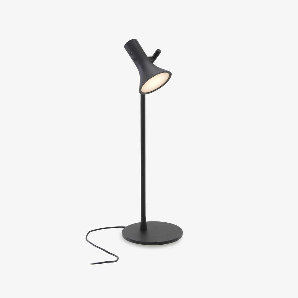 Lampa stołowa Asha — Ligne Roset, abażur stożkowy w kolorze czarnym, widok z przodu