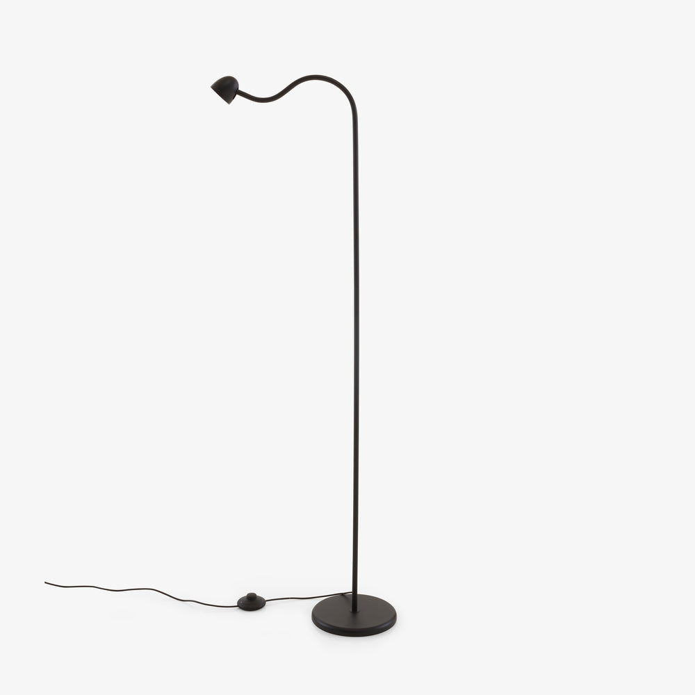 Lampa podłogowa Lash — Ligne Roset, czarny metal, wysoki łuk z głowicą, widok z przodu