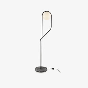 Lampa podłogowa Astrée — Ligne Roset, łuk metalowy z kloszem mlecznym, widok z przodu