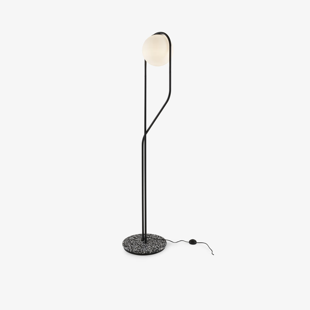 Lampa podłogowa Astrée — Ligne Roset, łuk metalowy z kloszem mlecznym, widok z przodu