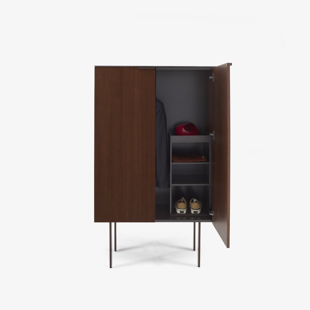 Szafka Selvans — Ligne Roset, drewno w ryflowanie, drzwi otwarte, wnętrze z półkami