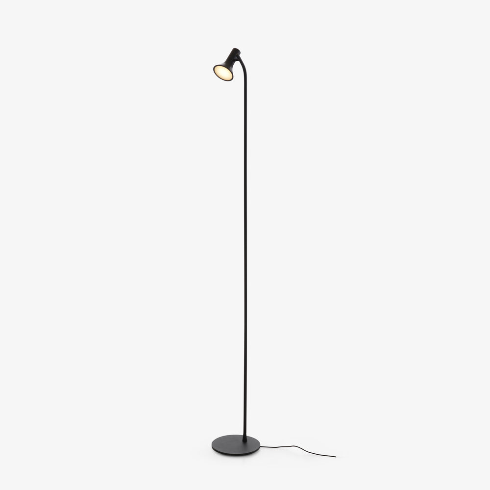 Lampa podłogowa Asha — Ligne Roset, czarna konstrukcja, widok z przodu