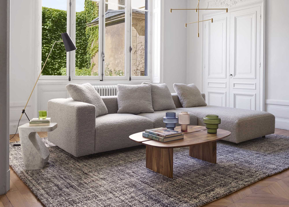 Stolik kawowy Intervalle — Ligne Roset, blat owalny drewno, nogi drewniane, widok z przodu