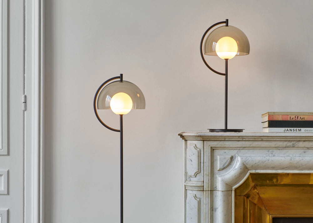 Lampa podłogowa Hood — Ligne Roset, kopuła szklana w kolorze szarym, widok z przodu