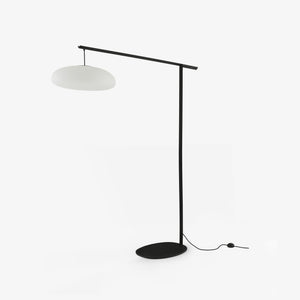 Lampa podłogowa Pukka — Ligne Roset, konstrukcja czarna z abażurem białym, widok z przodu