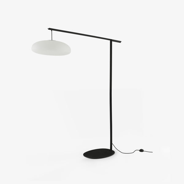 Lampa podłogowa Pukka — Ligne Roset, konstrukcja czarna z abażurem białym, widok z przodu