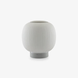 Lampa stołowa Plissé — Ligne Roset, abażur z pionowymi fałdami, widok z przodu