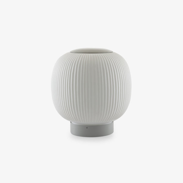 Lampa stołowa Plissé — Ligne Roset, abażur z pionowymi fałdami, widok z przodu