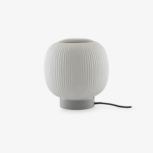 Plissé — abażur z fałdami, kabel zasilający, widok z boku