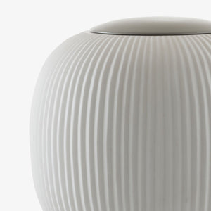 Plissé — zbliżenie tekstury abażura, pionowe fałdy w białej porcelanie