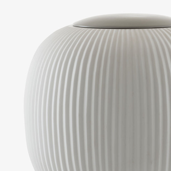 Plissé — zbliżenie tekstury abażura, pionowe fałdy w białej porcelanie