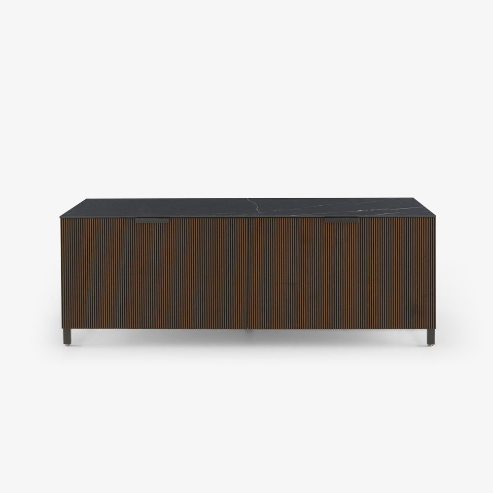 Szafka RTV Selvans — Ligne Roset, front z drewnem pionowym, blat marmur czarny