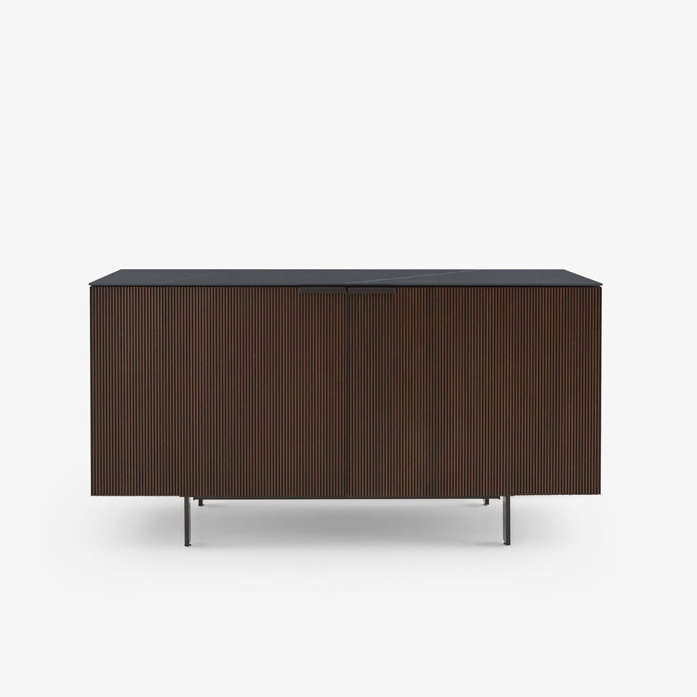 Komoda Selvans — Ligne Roset, front z drewna w kolorze brązu, nogi metalowe, widok z przodu