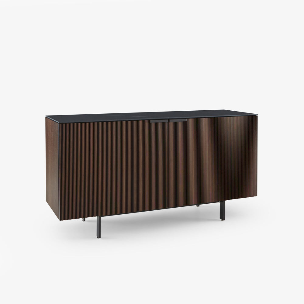 Komoda Selvans — Ligne Roset, front z drewna w kolorze brązu, nogi metalowe, widok z przodu