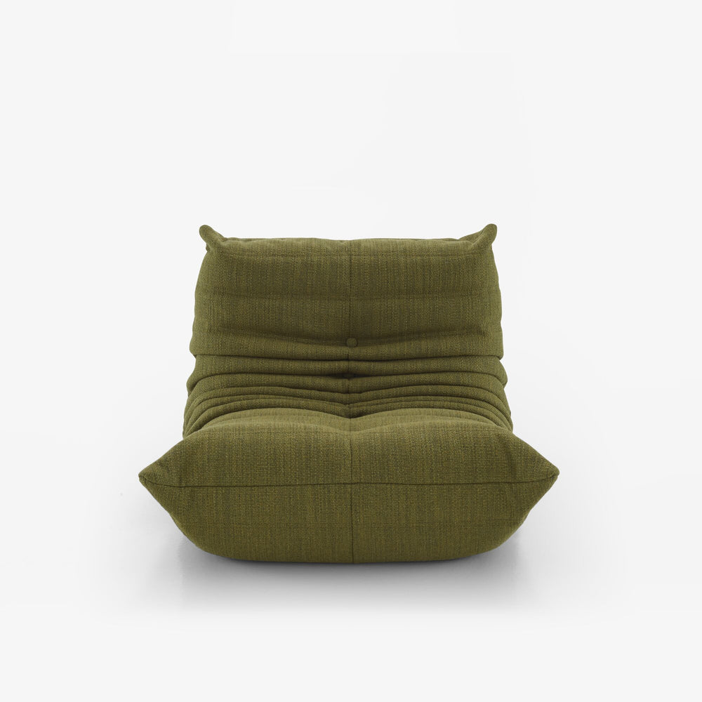 Fotel Mini Togo — Ligne Roset, tapicerka w tkaninie oliwkowej, widok z przodu