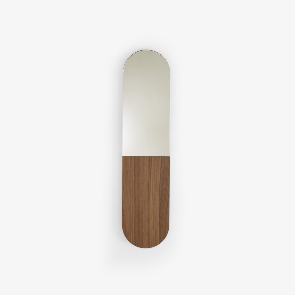Lustro Hat — Ligne Roset, owalny kształt, rama drewno orzech, lustro w górnej części