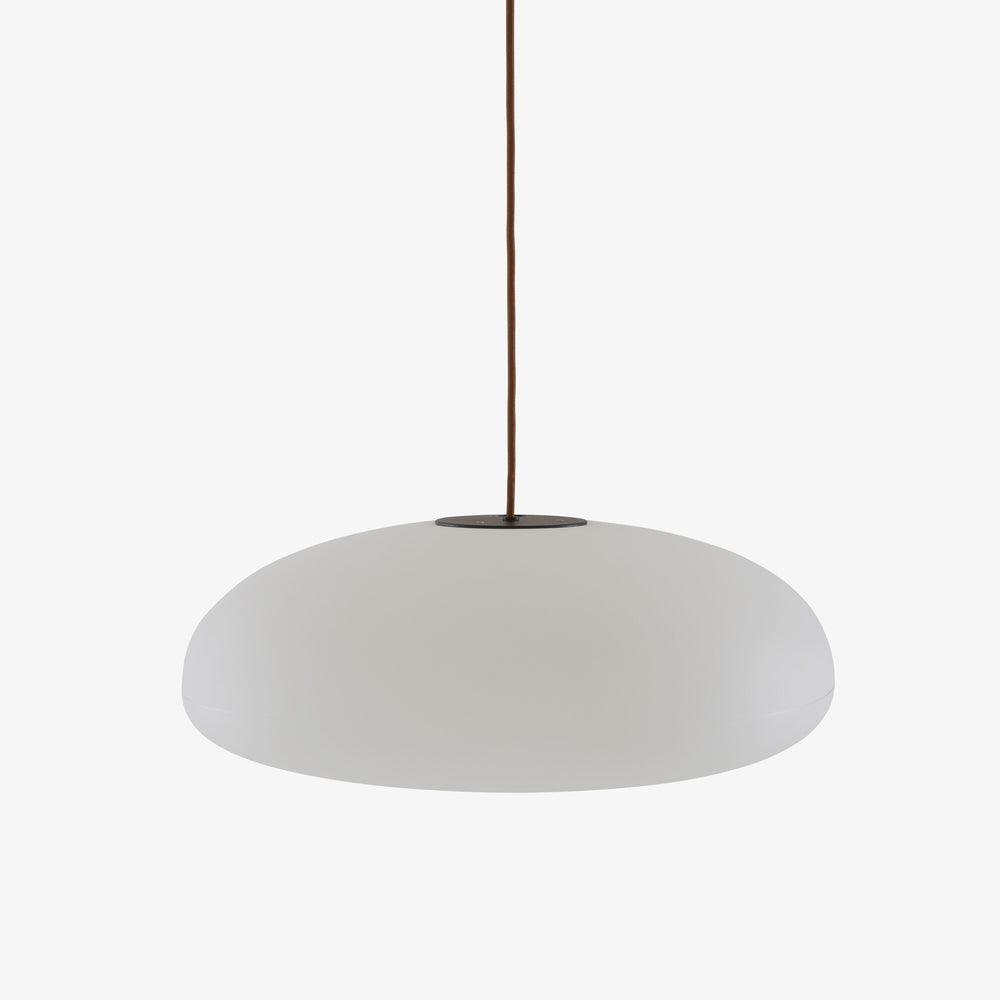 Lampa wisząca Pukka — Ligne Roset, opalowy klosz, widok z przodu