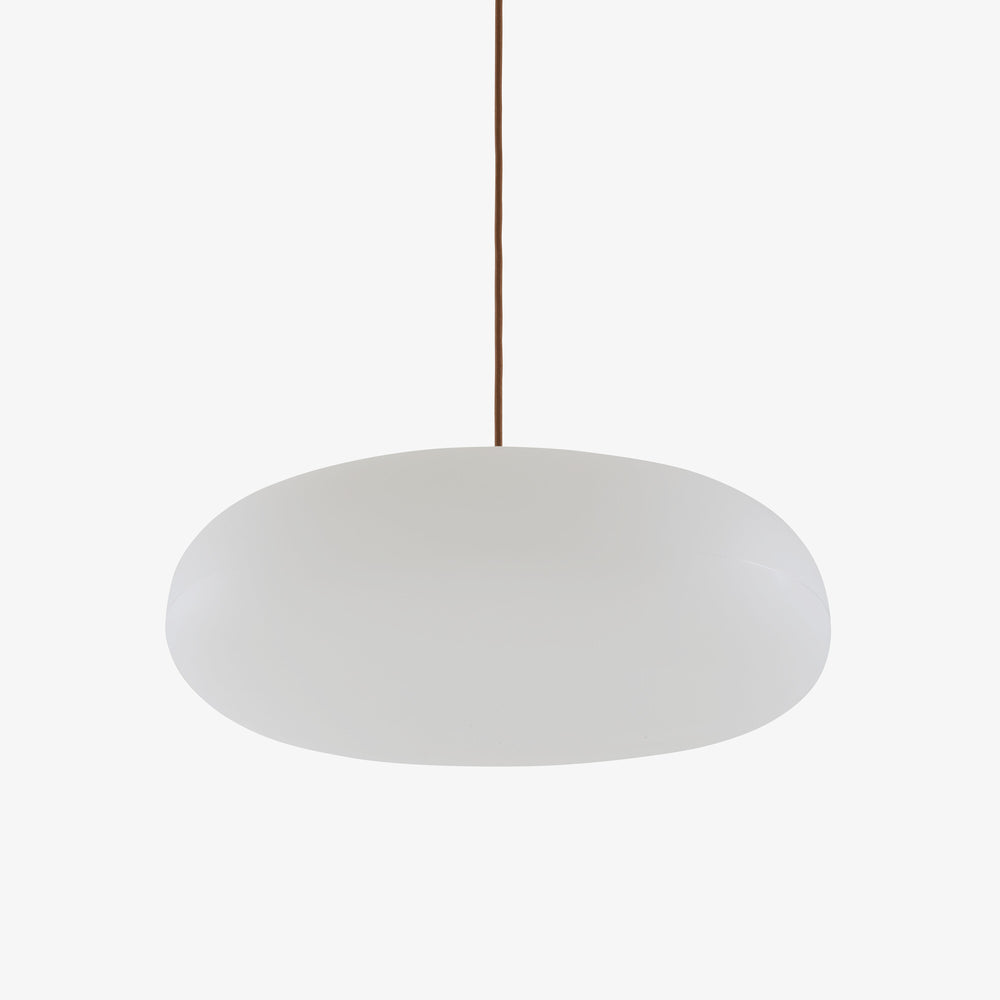 Lampa wisząca Pukka — Ligne Roset, opalowy klosz, widok z przodu