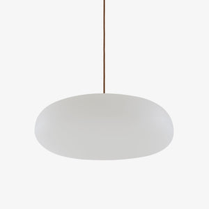 Lampa wisząca Pukka — Ligne Roset, opalowy klosz, widok z przodu