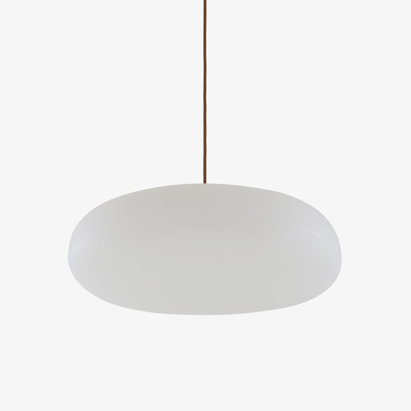 Lampa wisząca Pukka — Ligne Roset, opalowy klosz, widok z przodu